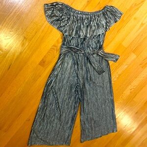 IRIS & Ivy adorable stage, green with sparkles of shoulder romper. Size 8